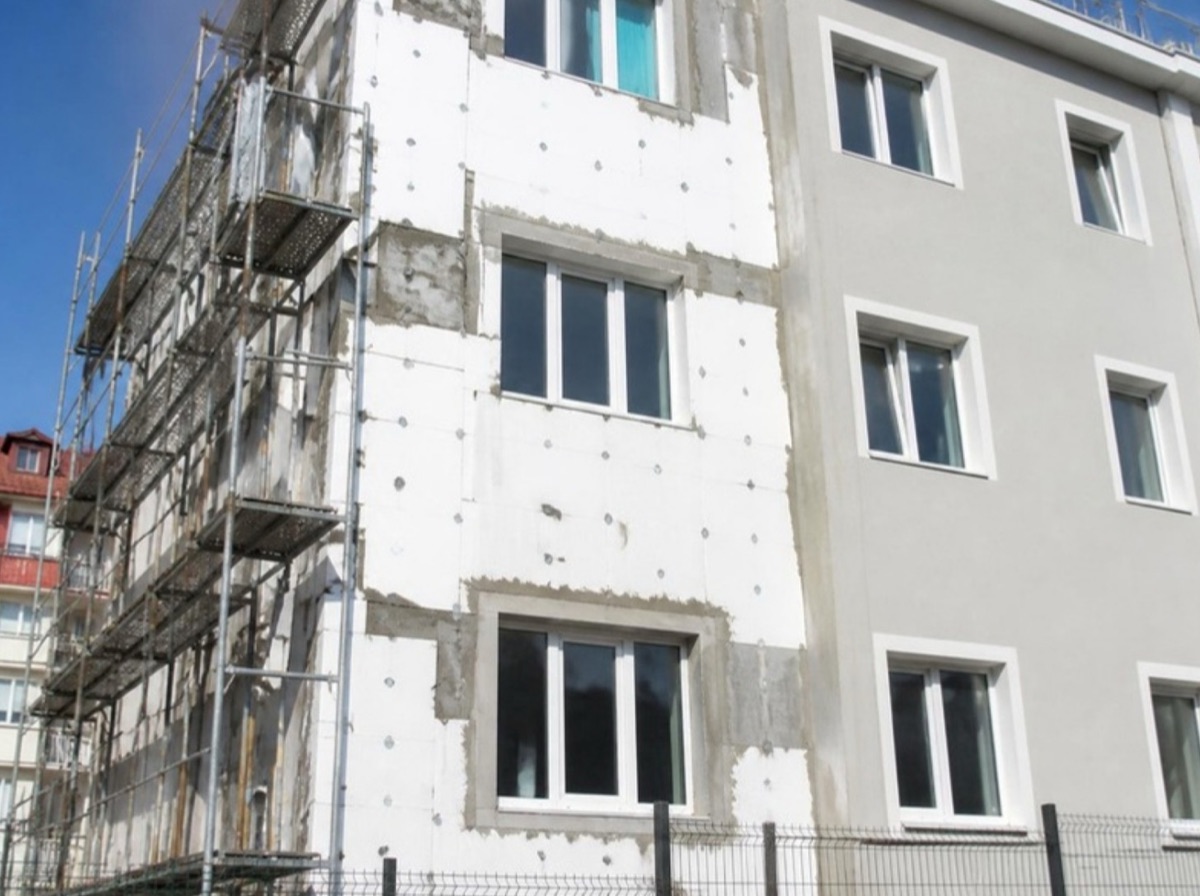 İskeleli apartman cephesinde mantolama uygulaması