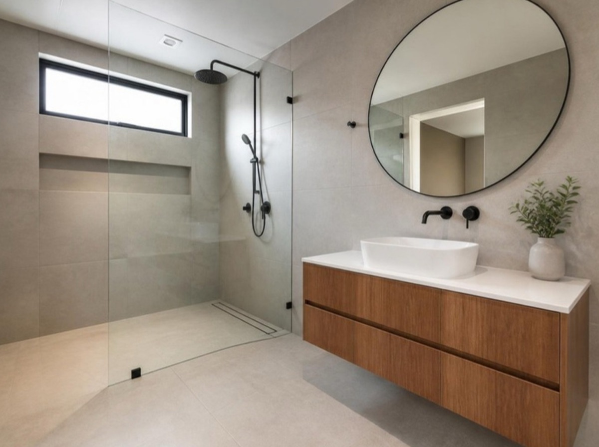 Büyük ebatlı seramik kaplı modern banyo